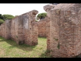 08179 ostia - regio v - via dell'invidioso - edificio (v,iv,3) - nordseite - 1. raum von westen - westwand - 06-2024.jpg